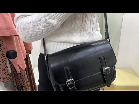 ❤️ Masturbasyon piblik nan jenn femèl FeralBerry ak yon gode nan sal la Fitting ❤❌ Ponografi anal nan ht.hentai-for.ru ❌